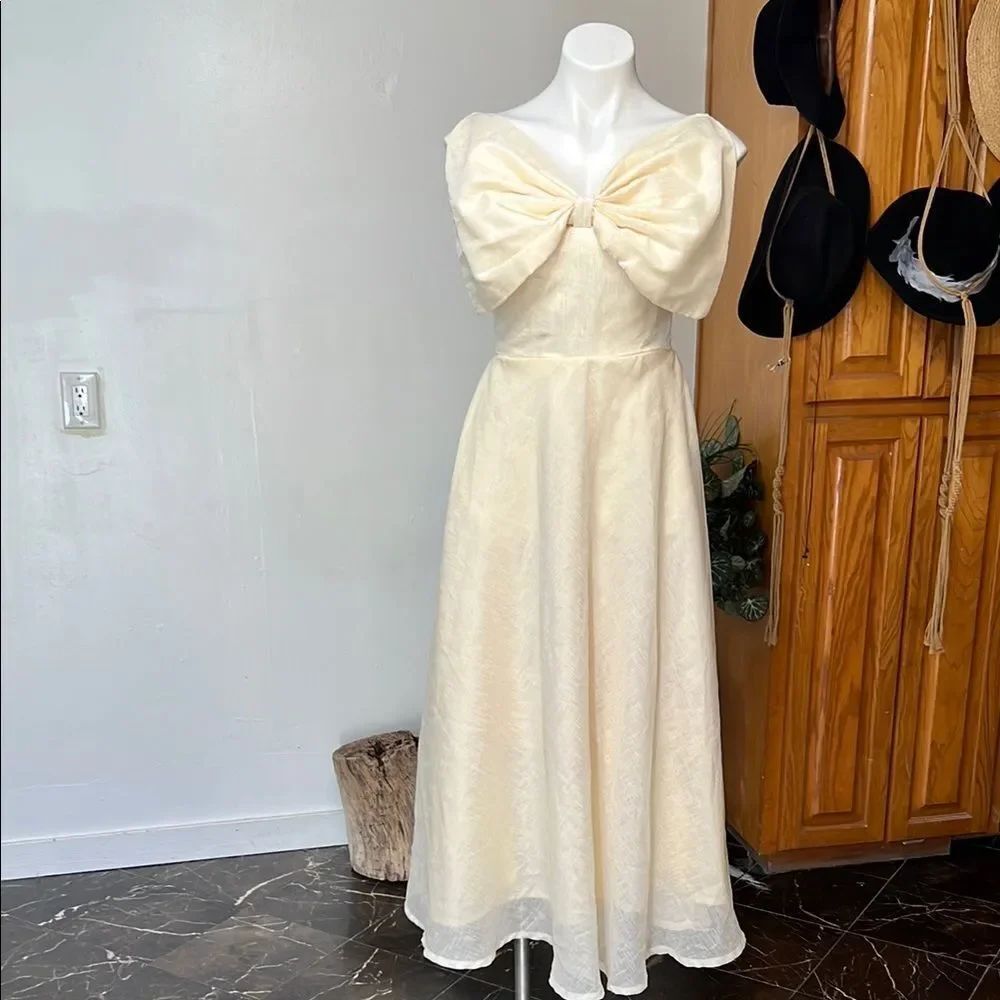 For style Sake Chic Cream Bow Evening Gown